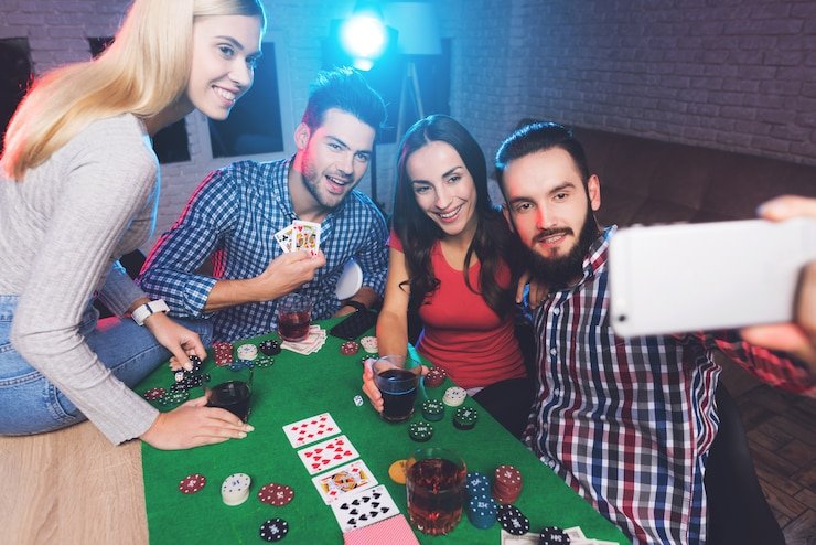 Pemain memanfaatkan perangkat mobile mereka untuk mengakses permainan live casino dengan mudah